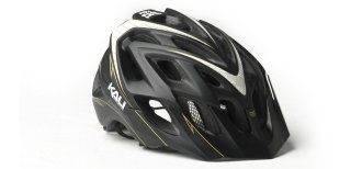 Шлем Kali Protectives CHAKRA™ PLUS Stripes Black Улучшенная версия шлема CHAKRA. Технология COMPOSIT FUSION™ за отличную цену. Версия PLUS отличается особопрочной покраской.